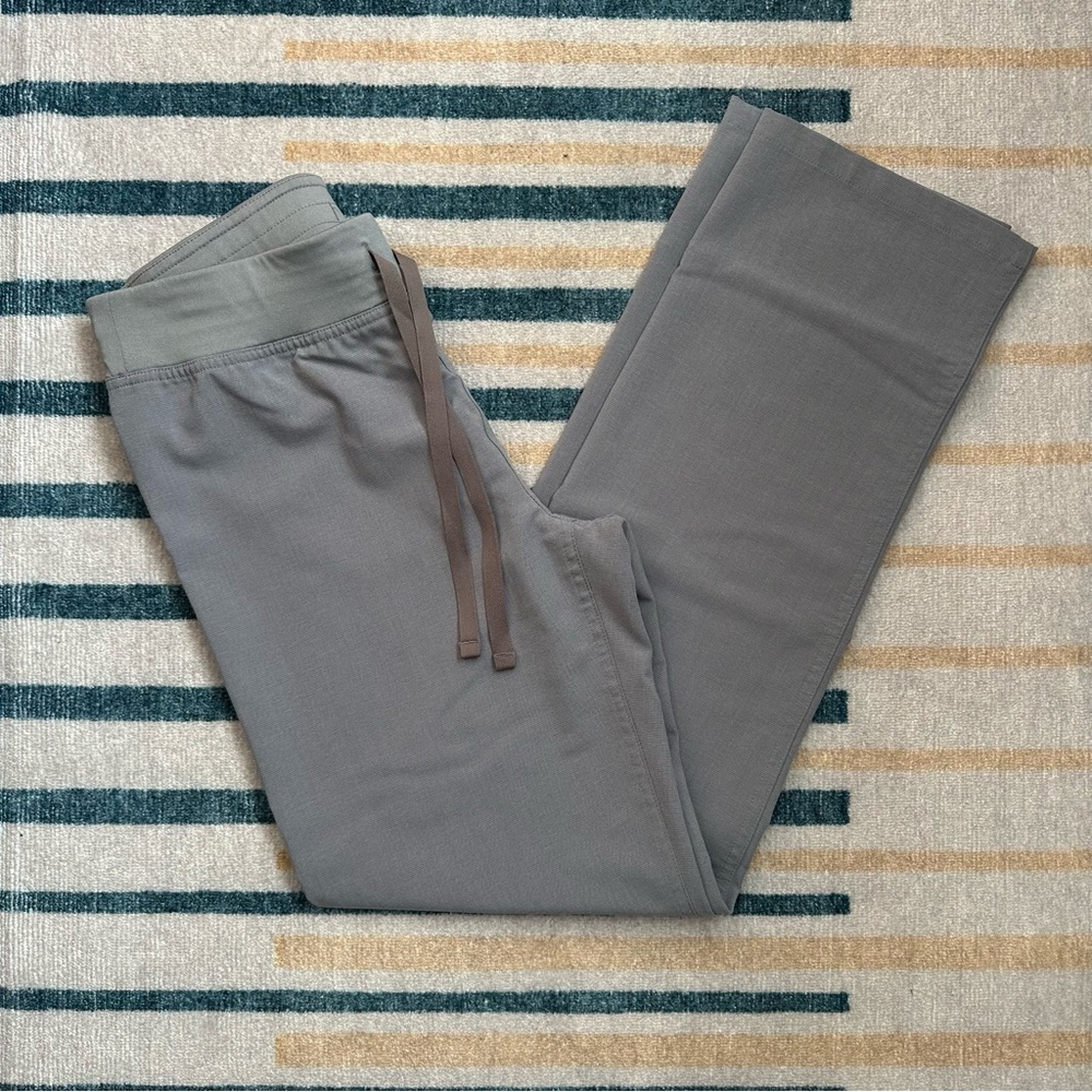 Rare! Like New Figs Livingston scrub pants in "Dark Space Grey" size XS